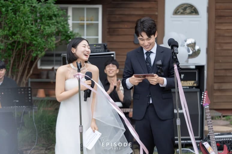 서로를 바라보며 웃는 신랑신부 서브스냅