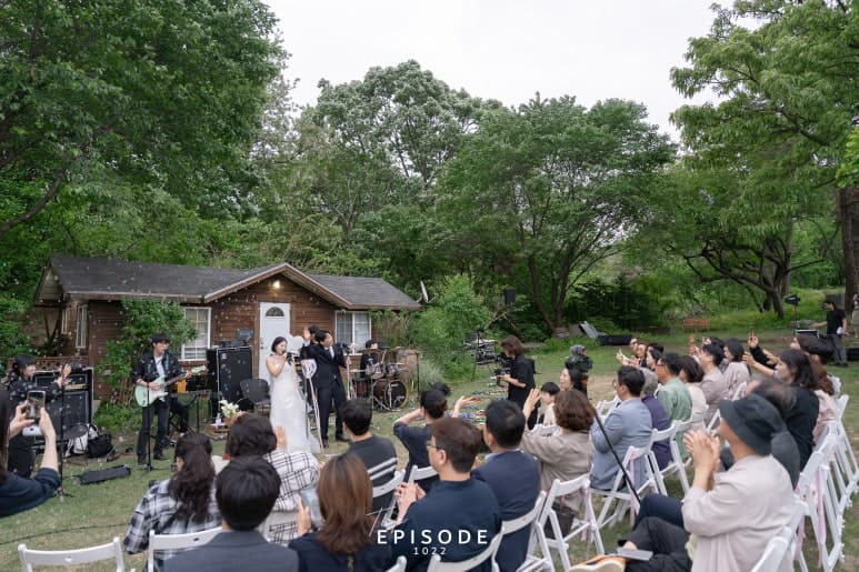 예식 중 자연스럽게 터진 웃음과 하객의 반응